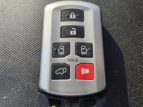 Used 2017 Toyota Sienna Limited image 31