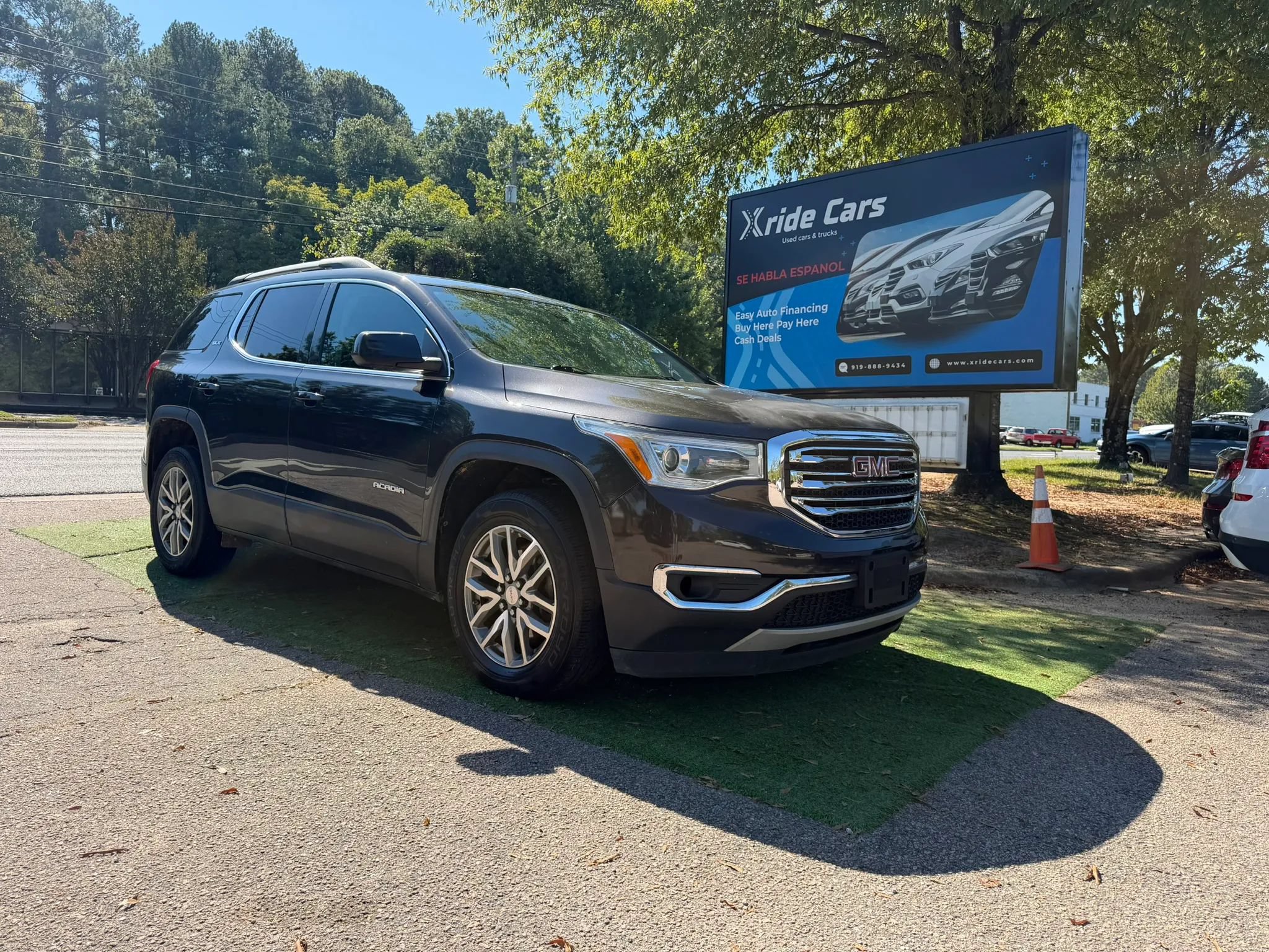 Used 2017 GMC Acadia SLE w/ Driver Alert Package I AWD/4WD image 1