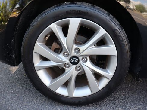 Used 2017 Hyundai Veloster FWD image 40