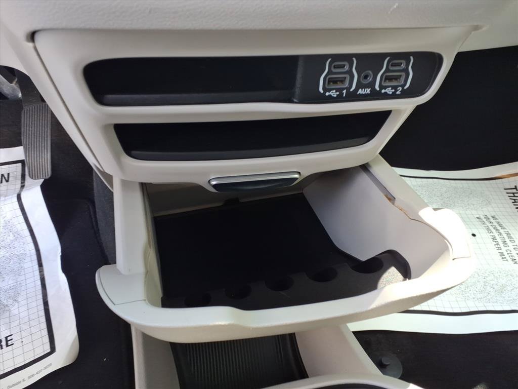 Used 2024 Chrysler Pacifica Touring-L FWD image 10