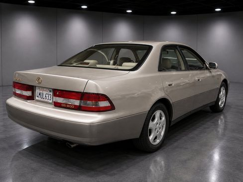 Used 2000 Lexus ES 330 FWD image 3