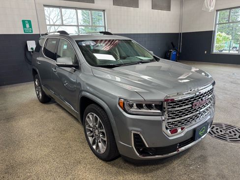 Used 2023 GMC Acadia Denali w/ Denali Ultimate Package AWD/4WD image 3