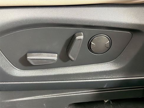 Used 2022 Ford Explorer XLT w/ Equipment Group 202A AWD/4WD image 40
