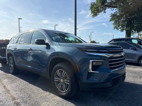 Used 2025 Chevrolet Traverse LT w/ LPO, Floor Liner Package FWD image 2