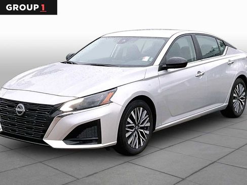 Used 2024 Nissan Altima 2.5 SV FWD image 1