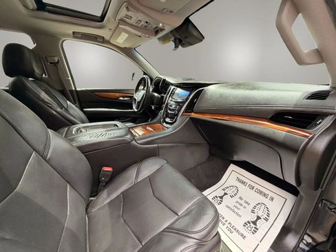 Used 2017 Cadillac Escalade ESV Premium Luxury RWD image 20