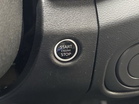 Used 2024 Nissan Frontier SV image 5