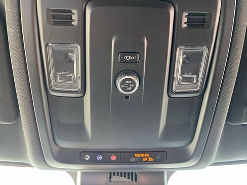 Used 2025 Chevrolet Suburban Z71 AWD/4WD image 18