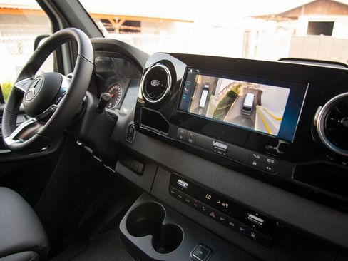 Used 2025 Mercedes-Benz Sprinter 2500 image 16