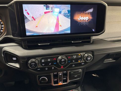 Used 2025 Jeep Wrangler Unlimited Sahara AWD/4WD image 17