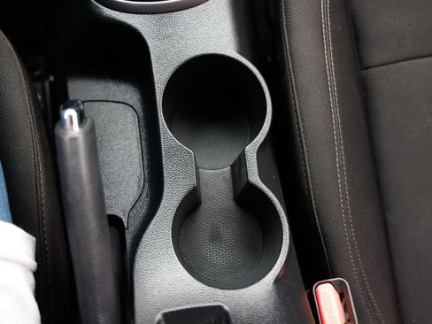 Used 2016 Hyundai Veloster image 37