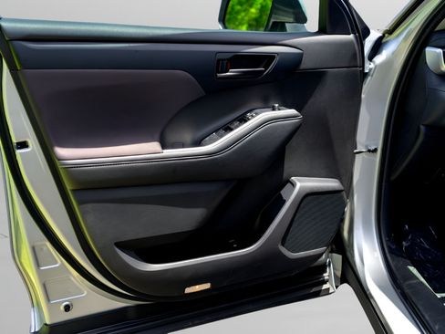 Used 2023 Toyota Highlander LE FWD image 22