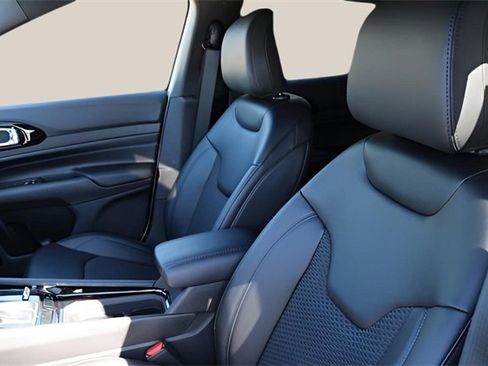 New 2026 Jeep Compass Latitude image 11