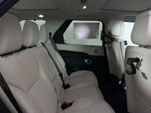 Used 2025 Land Rover Discovery S image 31