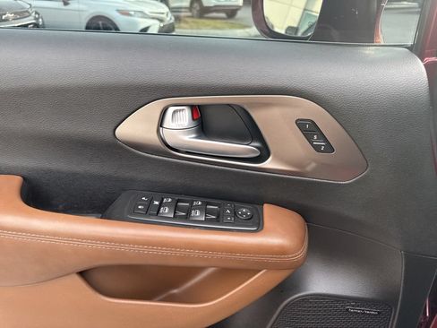 Used 2017 Chrysler Pacifica Limited FWD image 11