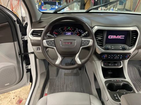 Certified 2023 GMC Acadia SLT w/ Preferred Package image 16