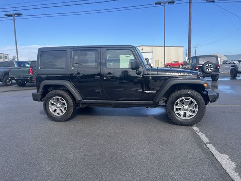 Used 2017 Jeep Wrangler Unlimited Rubicon w/ Connectivity Group AWD/4WD image 12