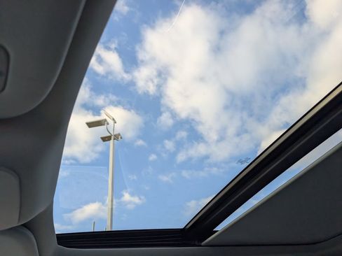 Used 2023 Ford F150 Lariat w/ FX4 Off-Road Package image 4