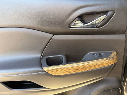 Used 2017 GMC Acadia Denali w/ Technology Package image 28