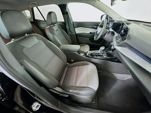 Used 2025 Chevrolet Trax LT image 28