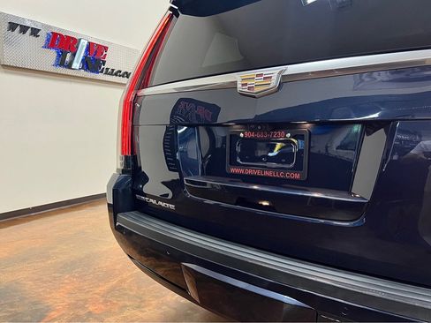 Used 2018 Cadillac Escalade ESV Premium Luxury AWD/4WD image 10