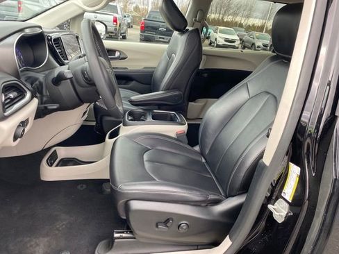 Used 2024 Chrysler Pacifica Touring-L image 12