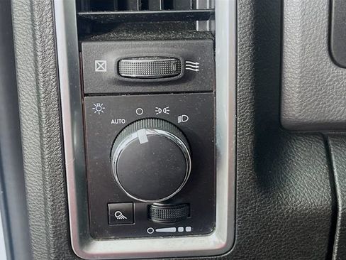 Used 2020 RAM 1500 Classic SLT RWD image 11
