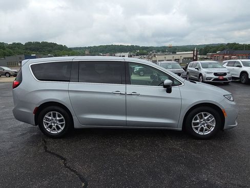 Used 2023 Chrysler Pacifica Touring-L FWD image 9