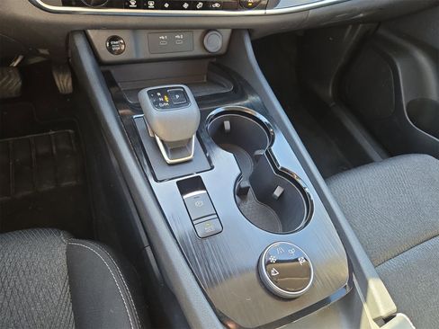 Used 2024 Nissan Rogue SV image 22