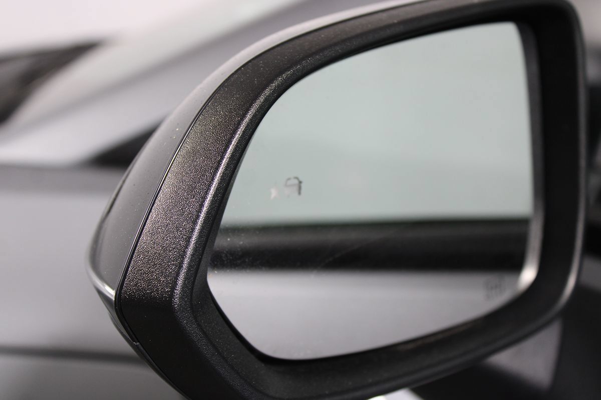 Used 2024 Chevrolet Equinox EV RS FWD image 31