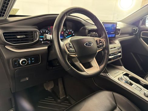 Used 2023 Ford Explorer XLT w/ Equipment Group 202A image 4