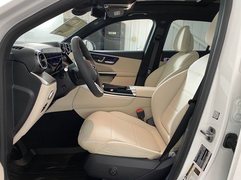 Used 2026 Mercedes-Benz GLC 300 4MATIC image 5