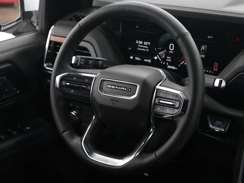 Used 2025 GMC Yukon Denali AWD/4WD image 17