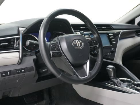 Used 2018 Toyota Camry XSE image 9