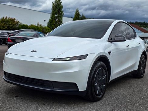Used 2026 Tesla Model Y AWD image 5