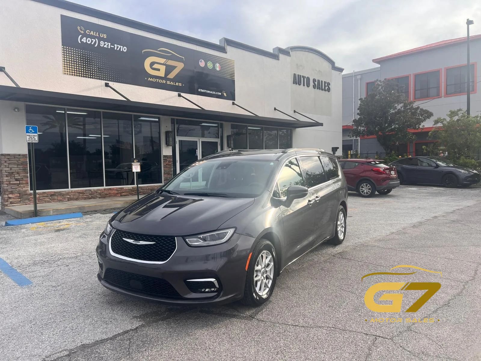 Used 2022 Chrysler Pacifica Touring-L FWD image 1