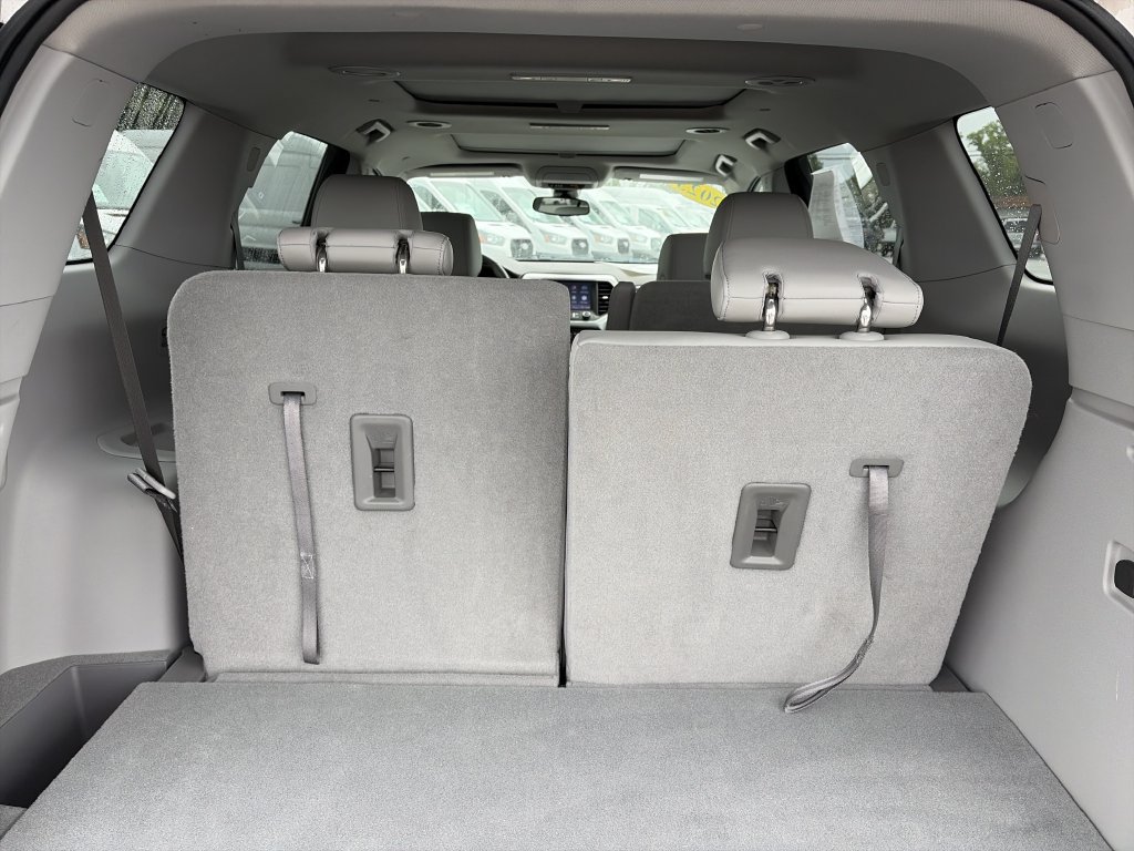Used 2023 GMC Acadia SLT w/ Technology Package FWD image 34