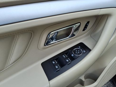 Used 2017 Ford Taurus SE image 8