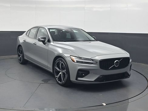 Used 2024 Volvo S60 B5 Core w/ Climate Package FWD image 2
