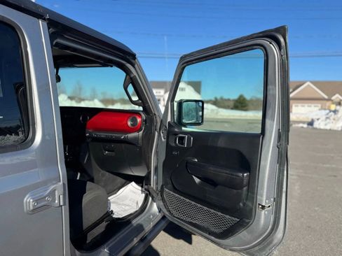 Used 2019 Jeep Wrangler Unlimited Rubicon w/ Cold Weather Group AWD/4WD image 18