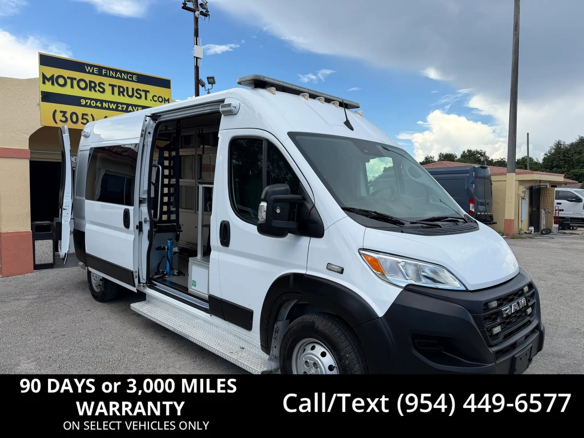 Used 2023 RAM ProMaster 2500 FWD image 1