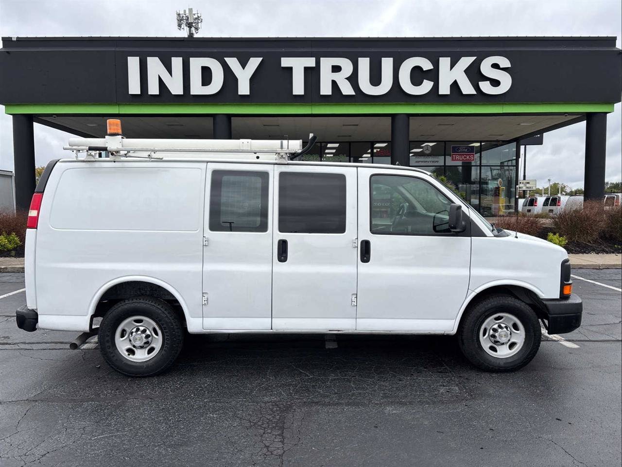 Used 2011 Chevrolet Express 2500 RWD image 1