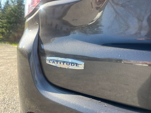 Used 2024 Jeep Compass Latitude AWD/4WD image 9