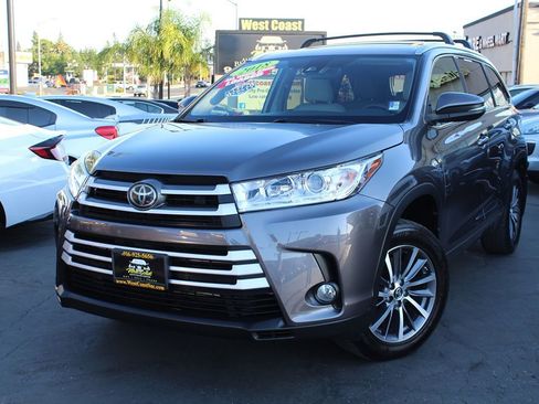 Used 2018 Toyota Highlander XLE image 2