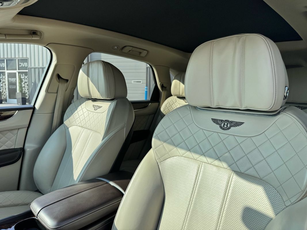 Used 2018 Bentley Bentayga AWD/4WD image 31