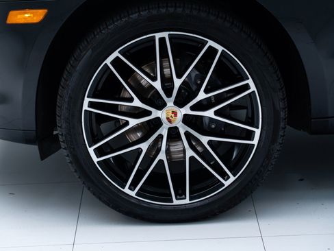 Certified 2026 Porsche Macan AWD/4WD image 12