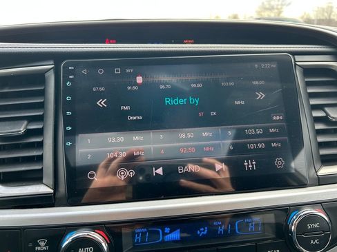 Used 2017 Toyota Highlander XLE image 12