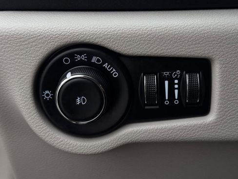 Used 2023 Chrysler Pacifica Touring-L image 20