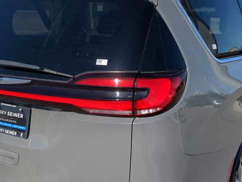 Used 2022 Chrysler Pacifica Touring-L image 11