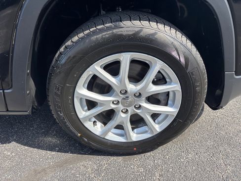 Used 2017 Jeep Cherokee Latitude w/ Comfort/Convenience Group image 9